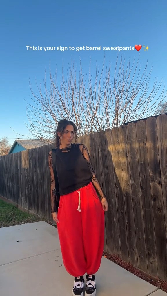 Barrel sweatpants are by far the comfiest form of sweatpants 

#LTKfindsunder50 #LTKfindsunder100