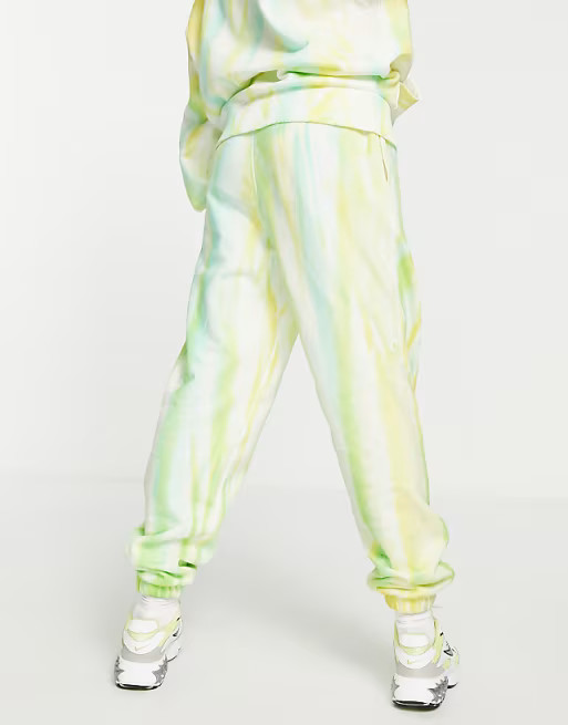 COLLUSION Unisex - Joggers tie-dye verde con ricamo in coordinato | ASOS (Global)