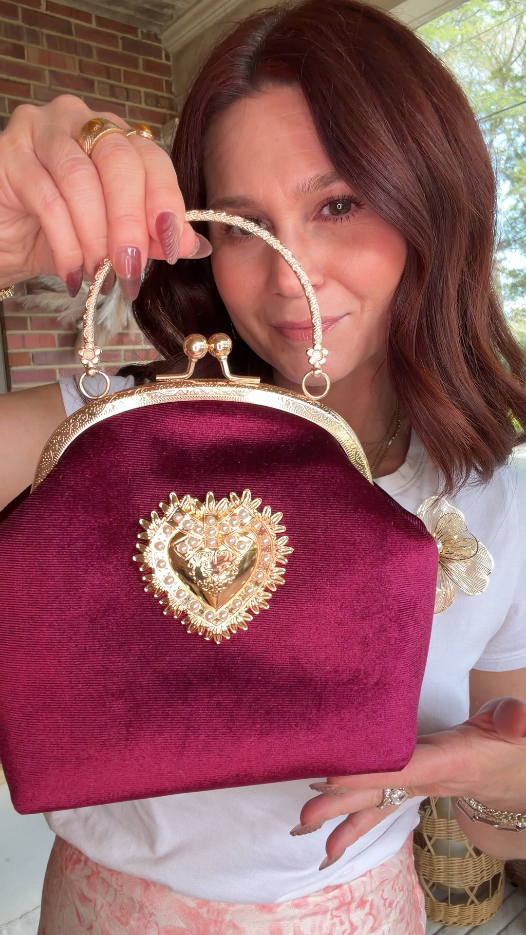 How cute is this bag. Long gold chain comes with it 