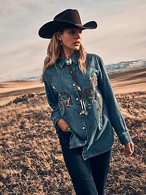 Women's Embroidered Horses Boyfriend Western Snap Shirt | Wrangler
