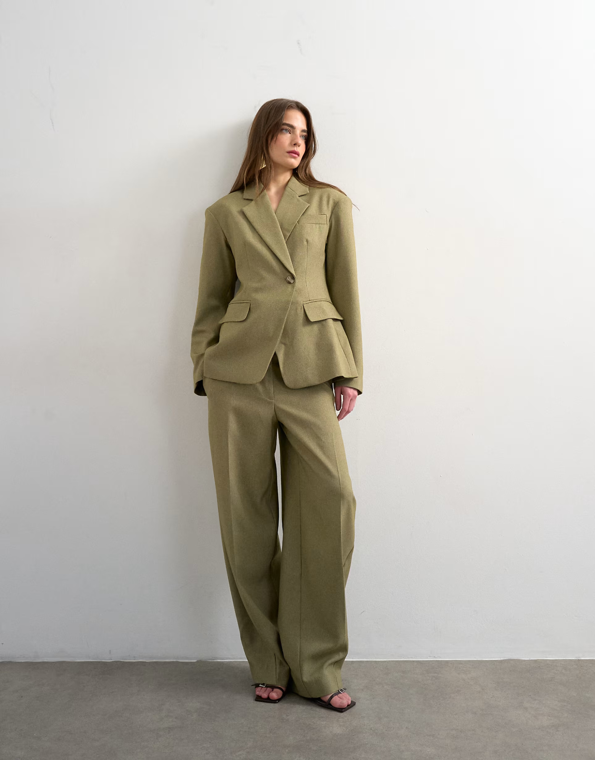 Topshop \u2013 Taillierter Blazer in Taupe mit Schulterpolstern, Kombiteil | ASOS (Global)