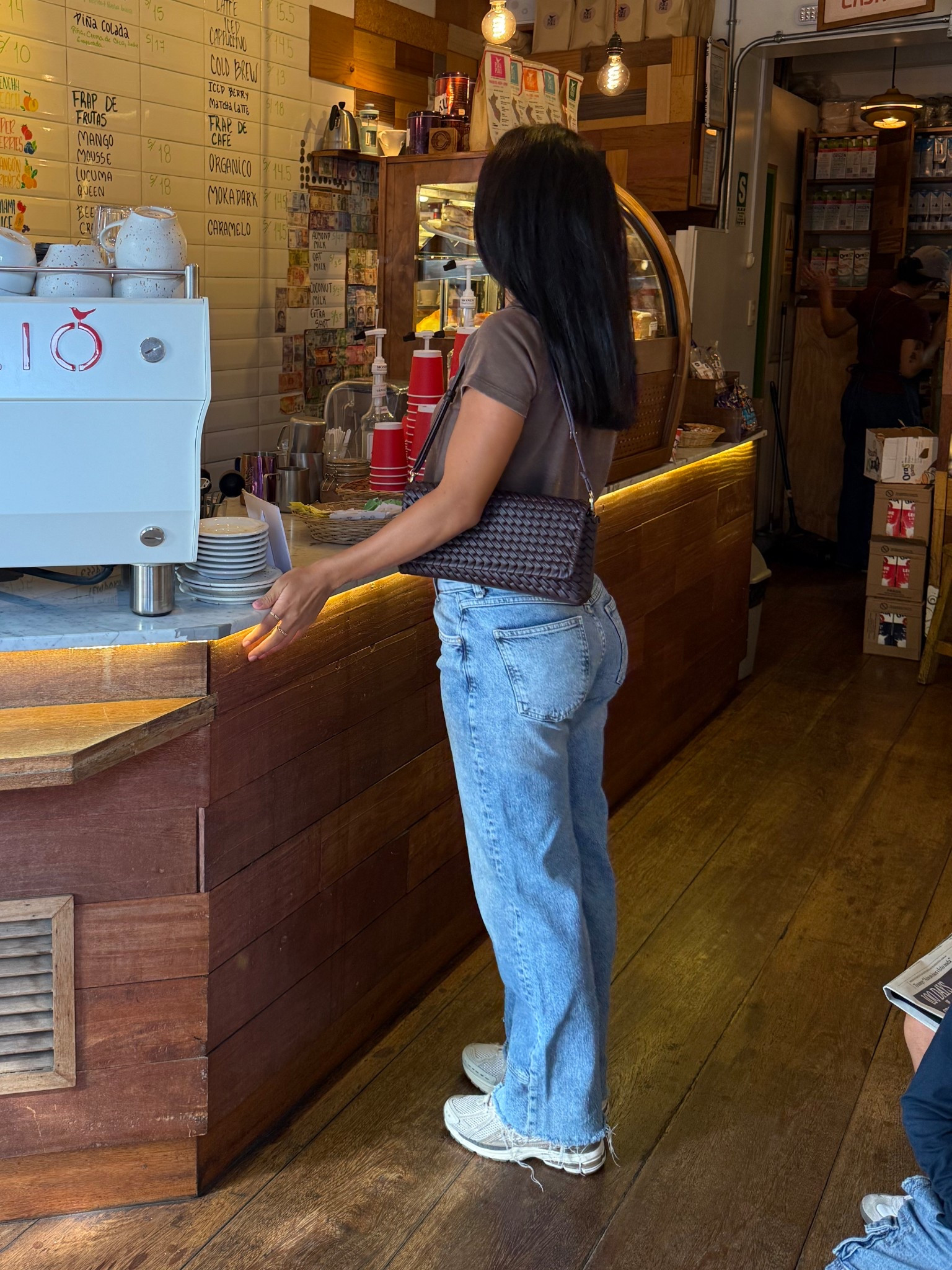 Wearing a size 26! They BARLEY stretch out while you wear them throughout the day, which I love. They don’t get baggy & make your butt look good 😌👏🏼