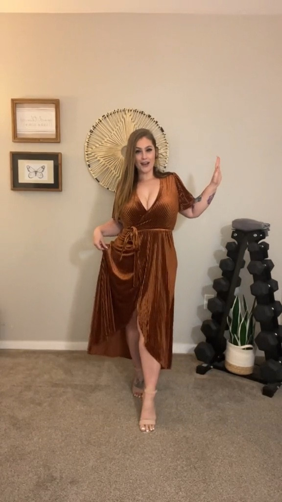 I sized down to a medium due to the fabric being extra giving! I absolutely love this dress 😍 The link shows a different dress but once you click it you will see this option as well as other colors!