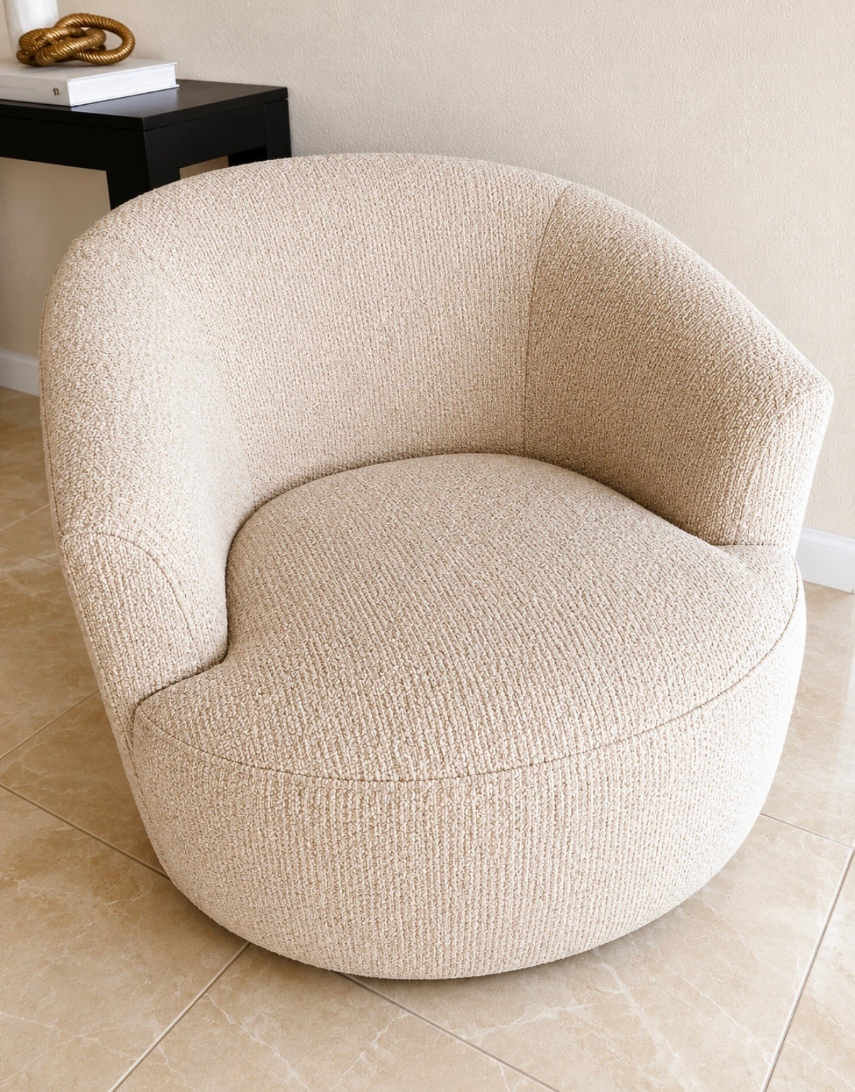 ✨⬇️ under $200 for this boucle swivel chair

I had to grab this today because only 2 of the 3 colors are still left 😳

✔ 360° swivel
✔ soft boucle upholstery
✔ comes fully assembled
✔ available in neutral designer-inspired colors
✔ easy to wipe clean
✔ compact size that works really well in smaller spaces

honestly one of my favorite affordable chair finds lately 🤍

#LTKHome