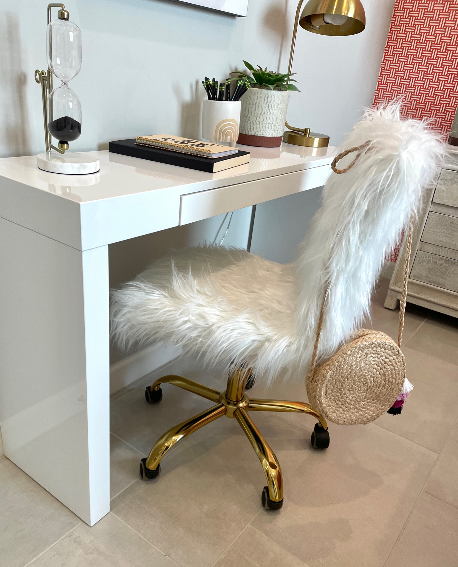 #homeoffice #glam #fauxfurchair #furryofficechair #whitedesk #artdecodesk #hollywoodglam #glamorous #teen #hourglasstimer #brasslamp #brasshomedeco #bedroom #vanity #den #girlyofficechair #cottage #girlyoffice #femme

#LTKFestival #LTKSale #LTKFind
