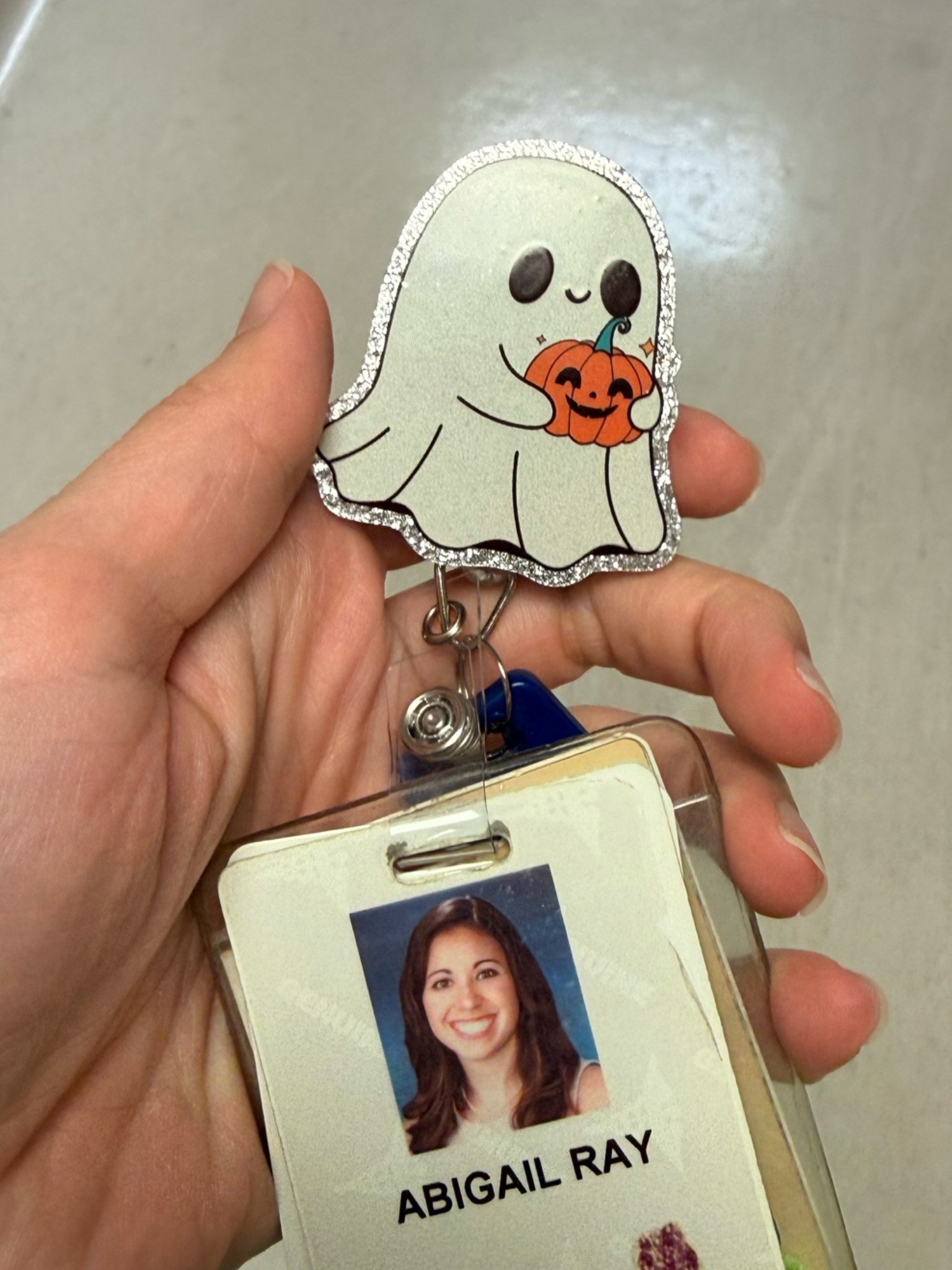 It’s spooky season so it’s time for a ghost badge clip for the month! I love a soft and sweet Halloween vibe and this fits perfectly! Thank @amazon for a great find!