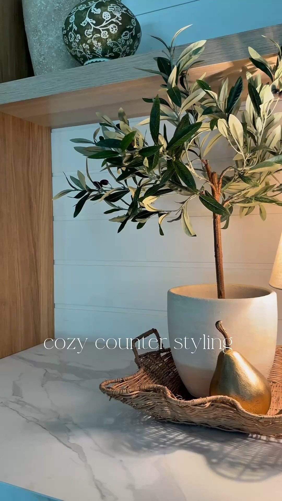 Creating a cozy moment✨✨
A cutie lamp…a kitchen essential for me.
Cozy kitchen styling 
Neutral kitchen