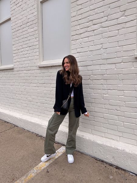 These cargo pants are perfection! I have them in this green as well as cream. I wear size 25R! // fall outfit, fall outfits, Abercrombie