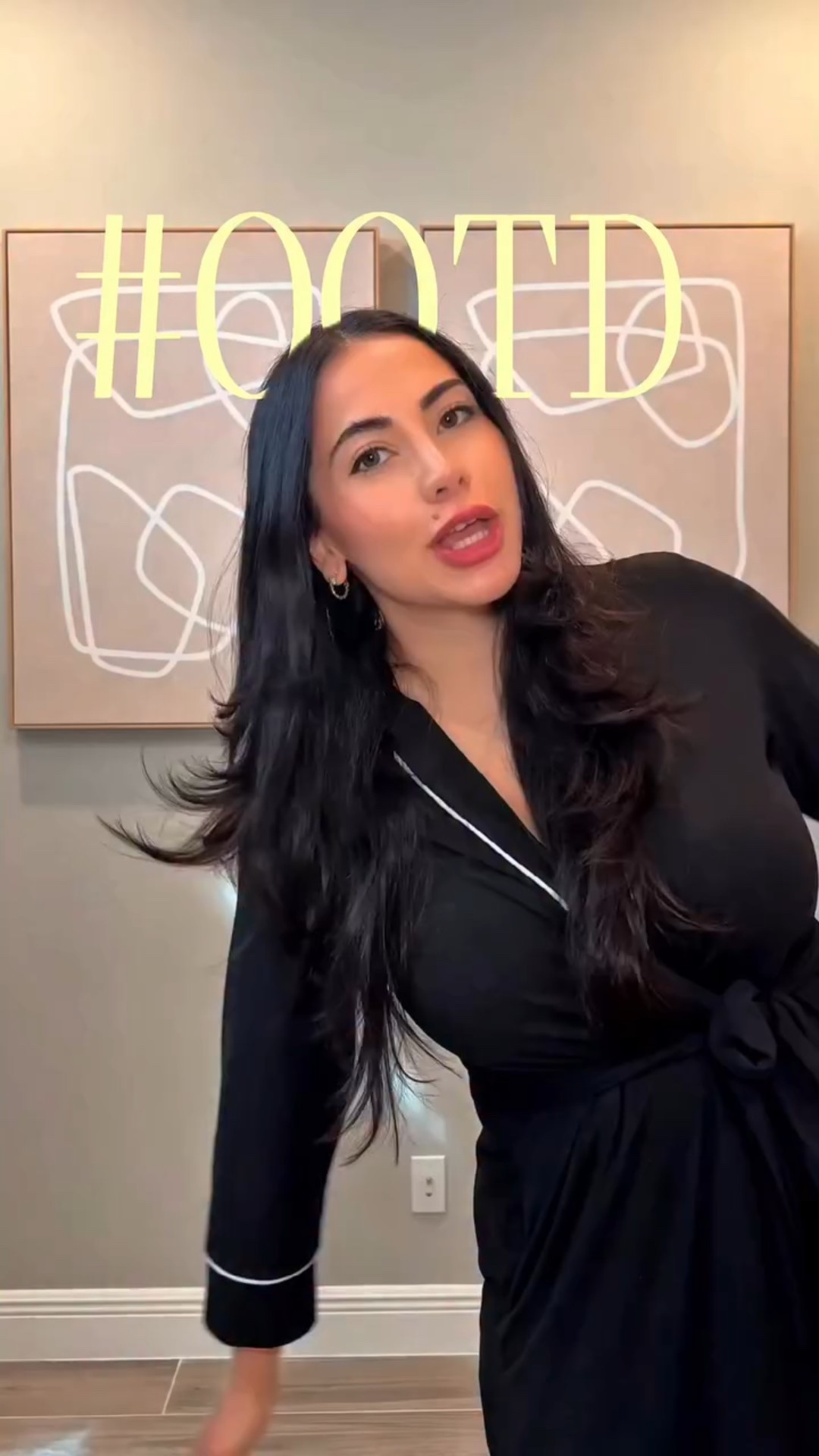 Blazer and jeans kinda day 
@bloomsupps #bloompartner 

Blazer @astrthelabel 
Jeans @maisonmargiela 
Jewelry @icelinkofficial @alexisbittar 
Shoes @balenciaga 
Bag @amazon #getdressedwithme #ootd