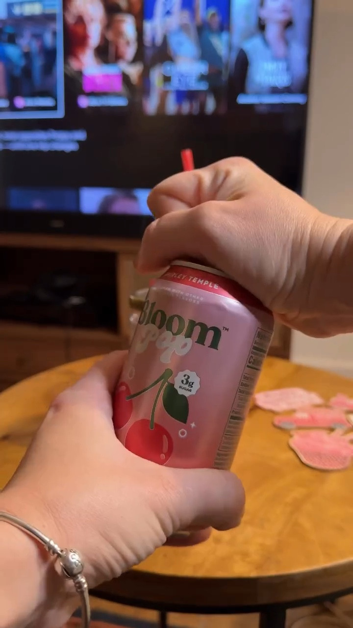 A girlie night with @bloomsupps 🎀🍒🩷🌺

#bloompop #giftedbybloom #girlsnight #asmrvideo #asmrsounds