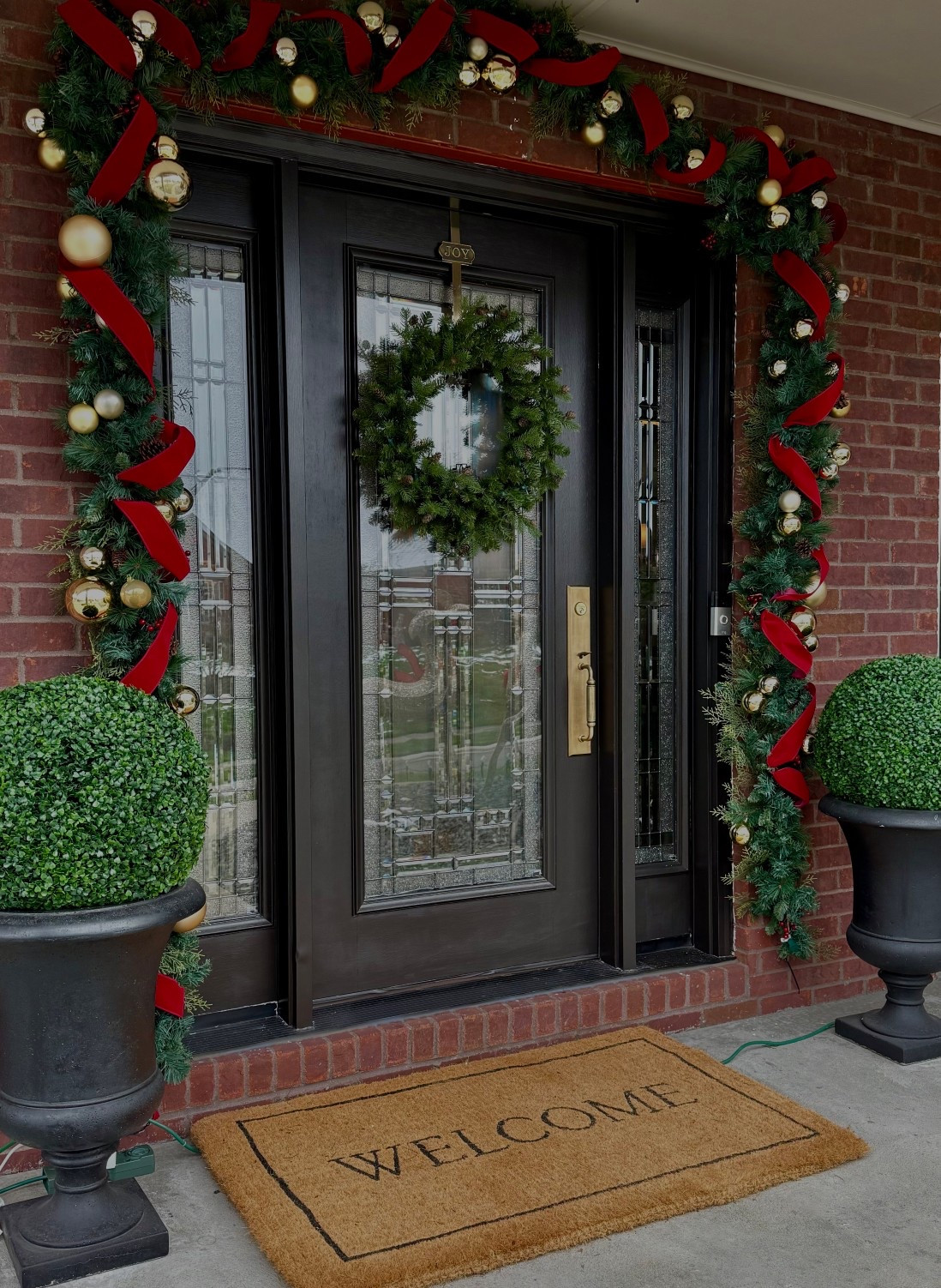 Simple holiday front door inspiration 

#LTKHoliday #LTKHome