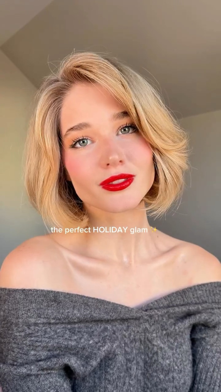 my take on holiday makeup for 2025 ❤️

shades:

blurring skin tint: 1N
concealer: 1N
powder blush stick: “never too much”
kylash mascara
matte lip kit: “405 velvet”

#kyliecosmeticspartner #kyliecosmetics #makeup #holidaymakeup #beauty