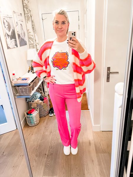 Outfits of the week 

An easy home office outfit consisting of an oversized beige, neon pink and orange cardigan, a white t-shirt with print and pink comfortable trousers. 

Cardigan one size
Exact trousers linked here (L) https://pzz.to/d1eD-a
Sneakers tts



#LTKeurope #LTKunder50 #LTKstyletip
