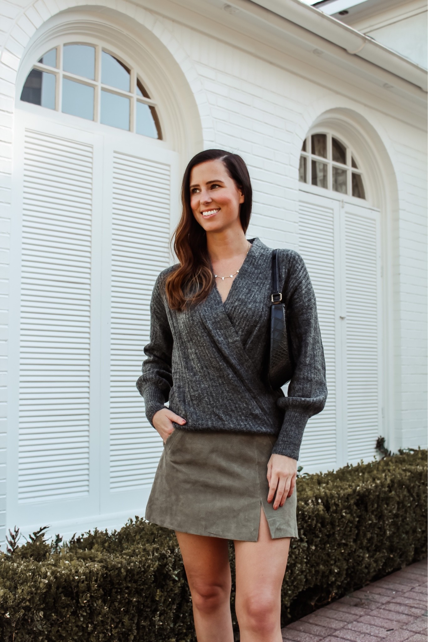 Happy Halloween! 👻🎃🕷️
•
I’m a sucker for a suede skirt in the cooler months! I just picked up this @blanknyc one in another color bc it’s THAT good! 🙌🏻
•