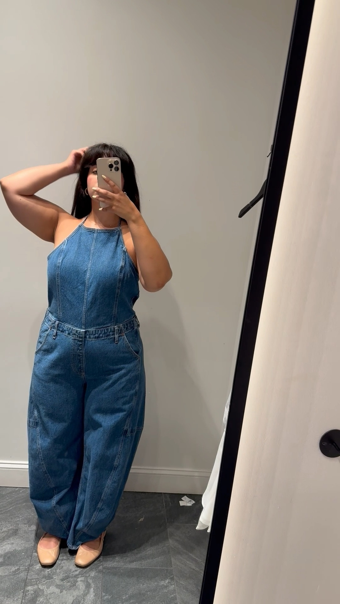 love this jumpsuit! so comfortable & cute. wearing size XL for reference 