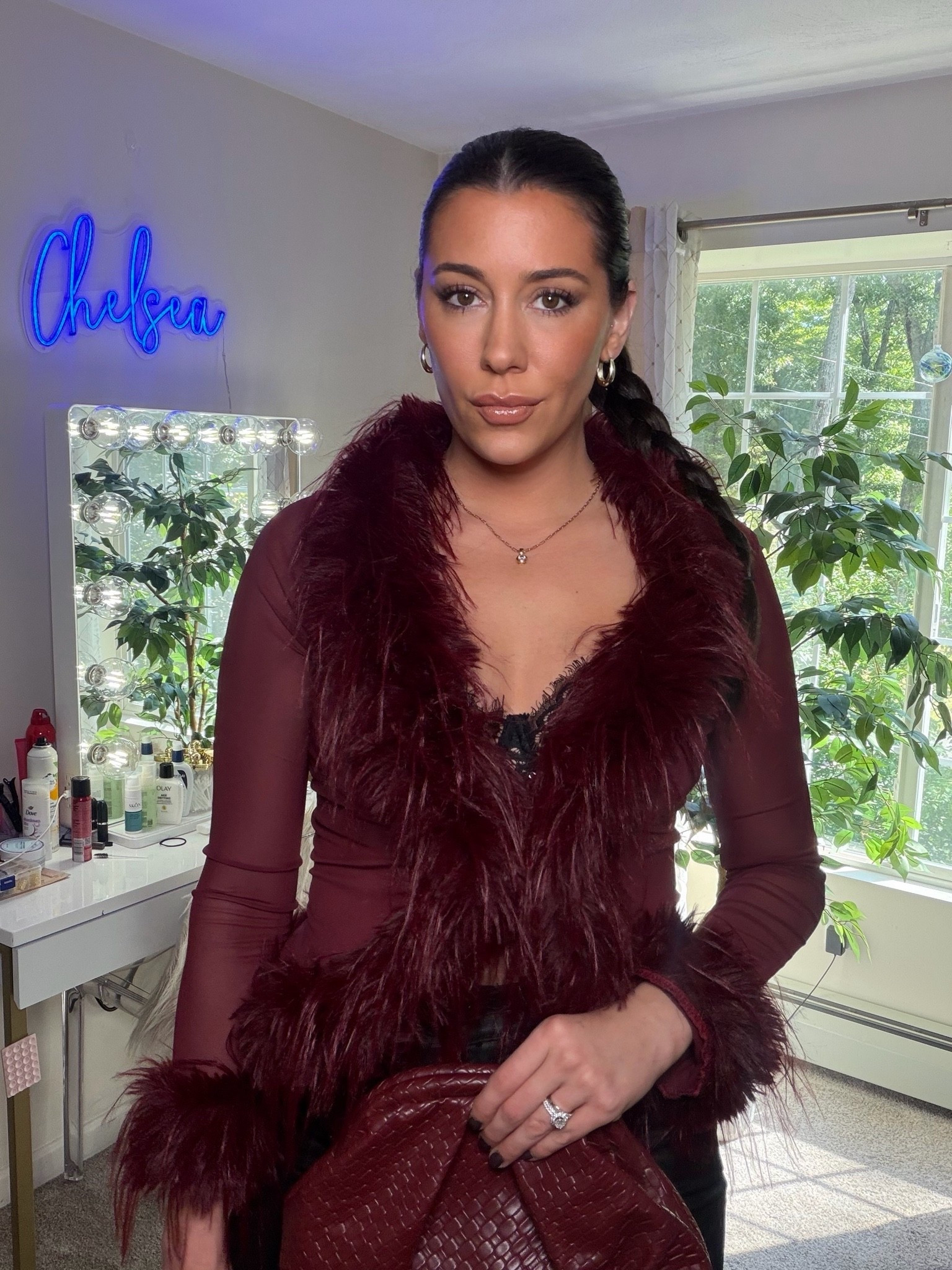 Fall palette loading... 🍂 

Wearing this stunning faux fur trim top from Wdirara styled with sleek leather pants and deep burgundy pumps for the perfect cozy-chic night out look.

#Wdirara #FallFashion #DateNightOutfit #OOTN