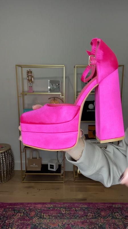 Platform heels

Versace lookalike. Versace platforms. Amazon shoes. Trendy shoes. Pink heels. Pink platforms. Pink aesthetic.

#LTKshoecrush #LTKVideo #LTKparties