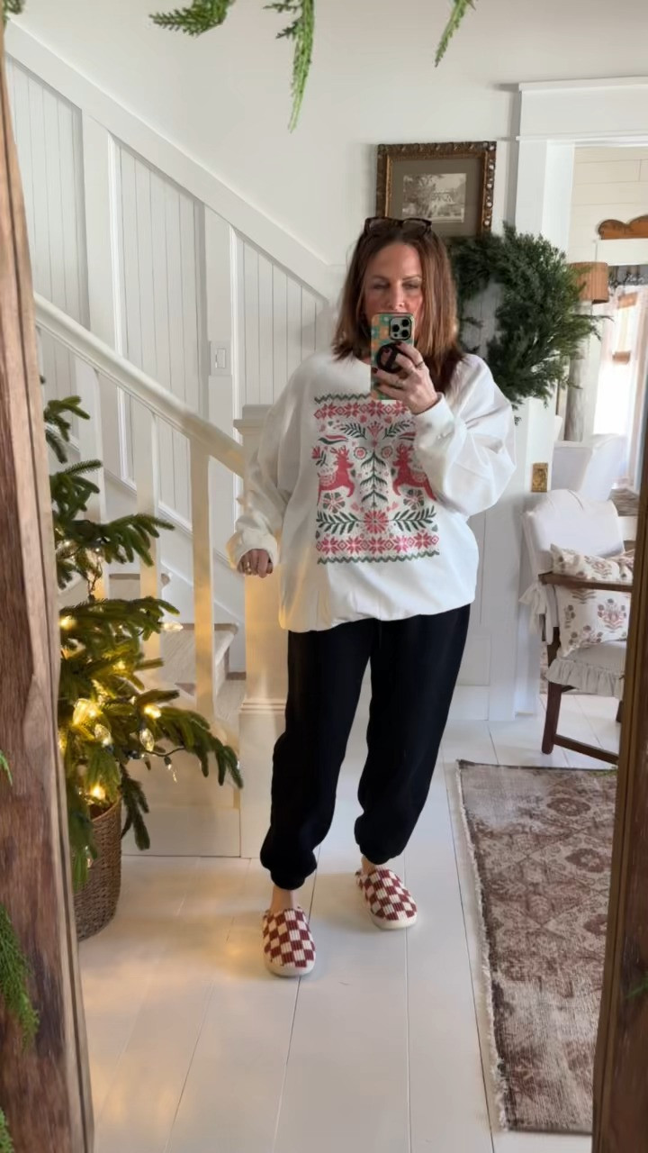 This is another one of the Mountain Moverz Holiday Graphic sweatshirts that I added to my Winter wardrobe. I love the faded, neutral colors and they are so cozy.  

 #LTKHoliday #LTKootd #LTKMidsize