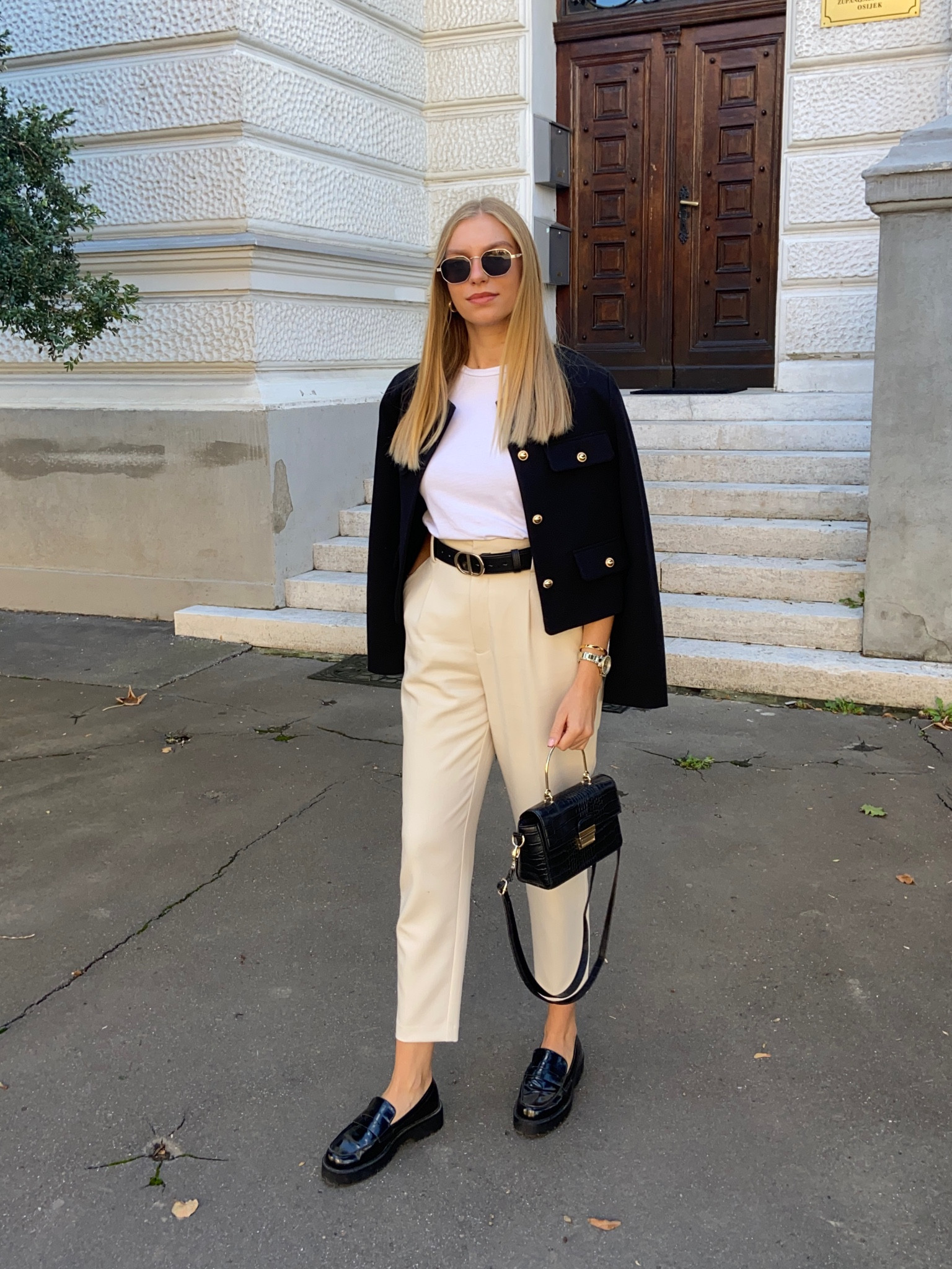 Jacket with gold buttons >

#LTKstyletip #LTKworkwear #LTKbeauty