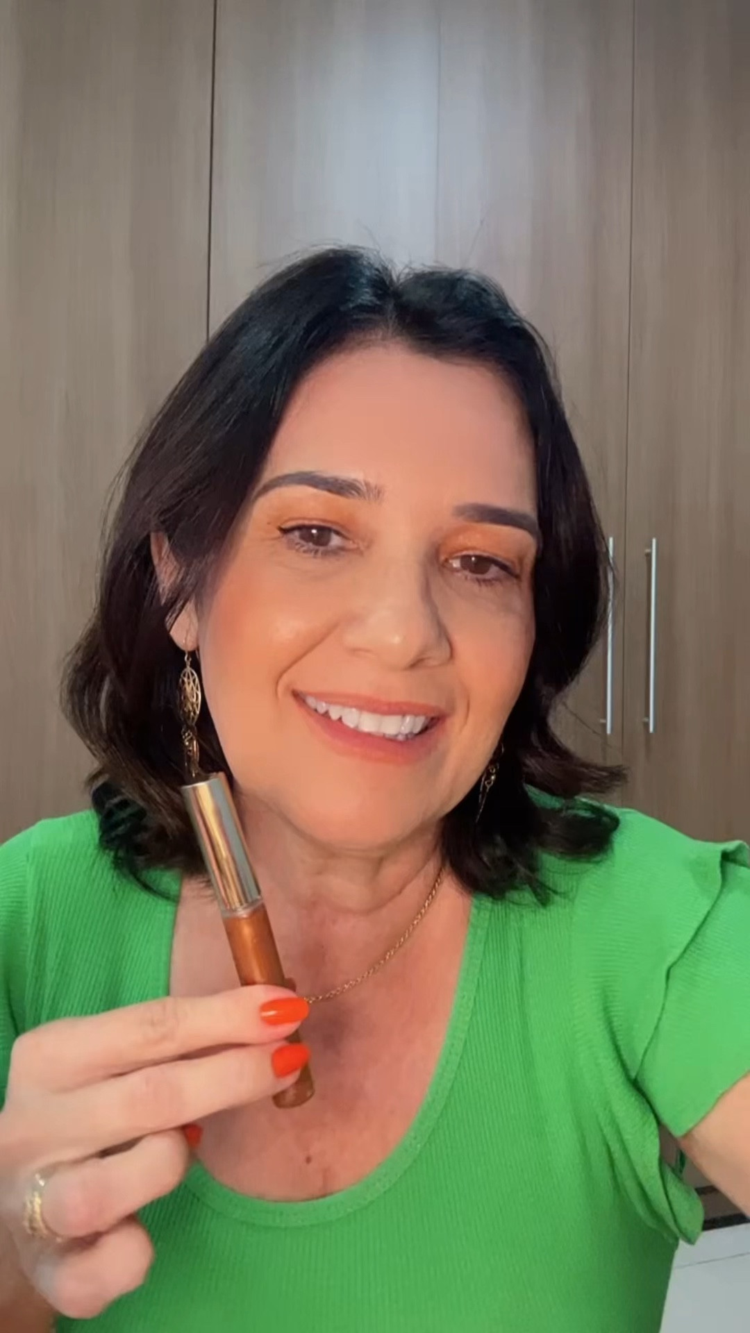 Gloss Labial Bronze Nina
Secrets Luminous
Fórmula enriquecida com ativos que deixam o contorno dos lábios mais definidos, proporcionando sensação de maior volume na boca imediatamente.
• Efeito Laqueado e Super Brilho;
• Sensação Refrescante;
• Textura confortável sem deixar os lábios grudentos;
• Define o contorno dos lábios;
• Permite a construção de camadas.
Versátil, pode ser utilizado sozinho ou com outro batom da linha Niina Secrets, entregando um toque iluminado com a sua cor bronze

#LTKbrasil