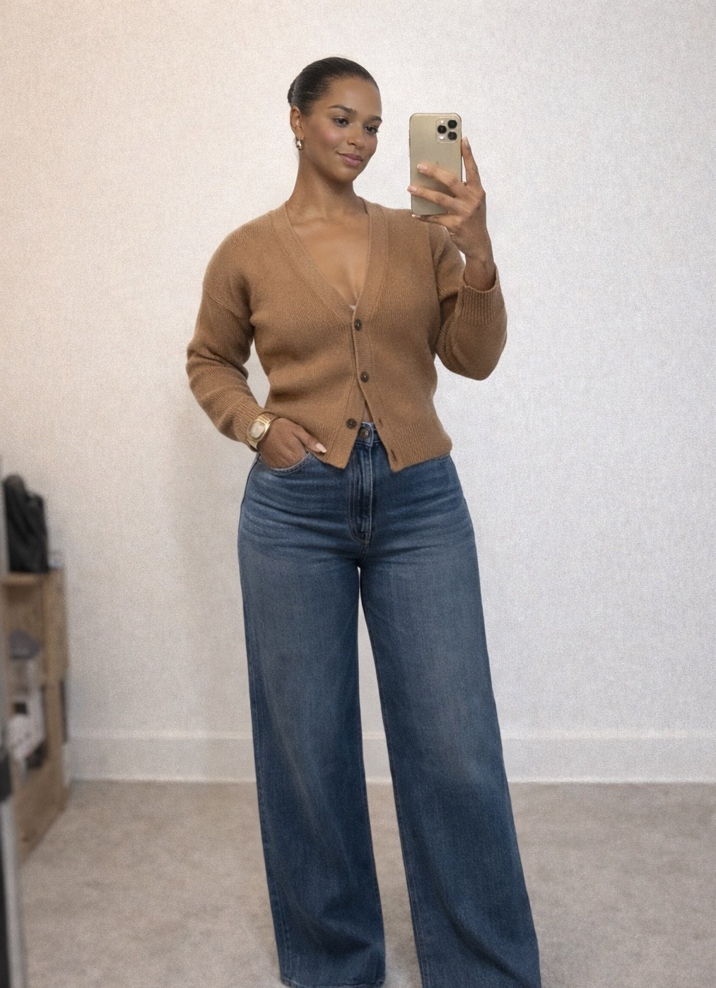 Une tenue idéale pour les midsize. Elle est cintrée sans être trop moulante et mets en valeur les formes sans les alourdir 🍒 


#LTKmidsize #LTKjeans #LTKcurves