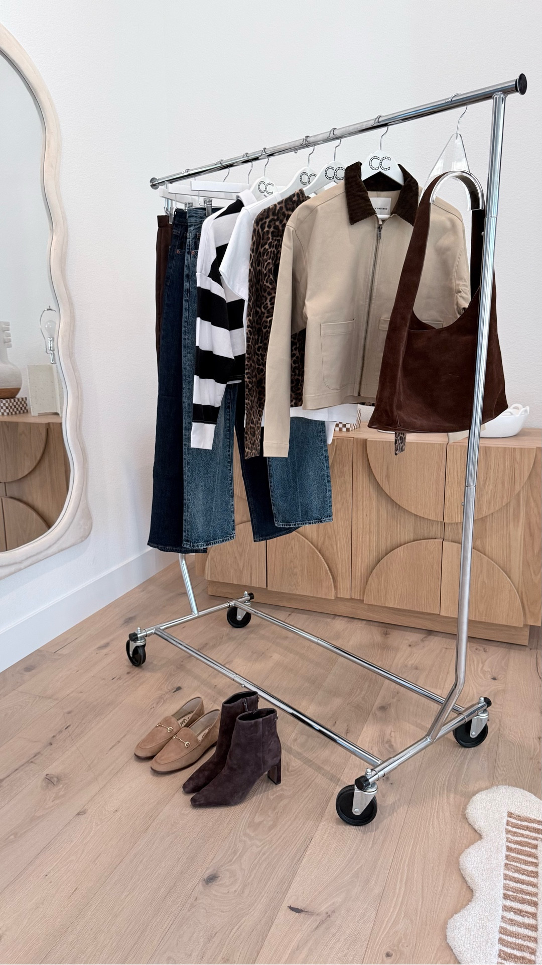 https://closetchoreography.com/fall-capsule-wardrobe-101-with-free-cliff-notes-inside/

8 fall staples → 27 outfits

1. Khaki Jacket
2. Classic Cardigan
3. Crew Neck White T-Shirt
4. Striped Polo
5. Ankle Length Jeans
6. Baggy Jeans
7. Lace Trim Slip Skirt
8. Suede Accessories 
