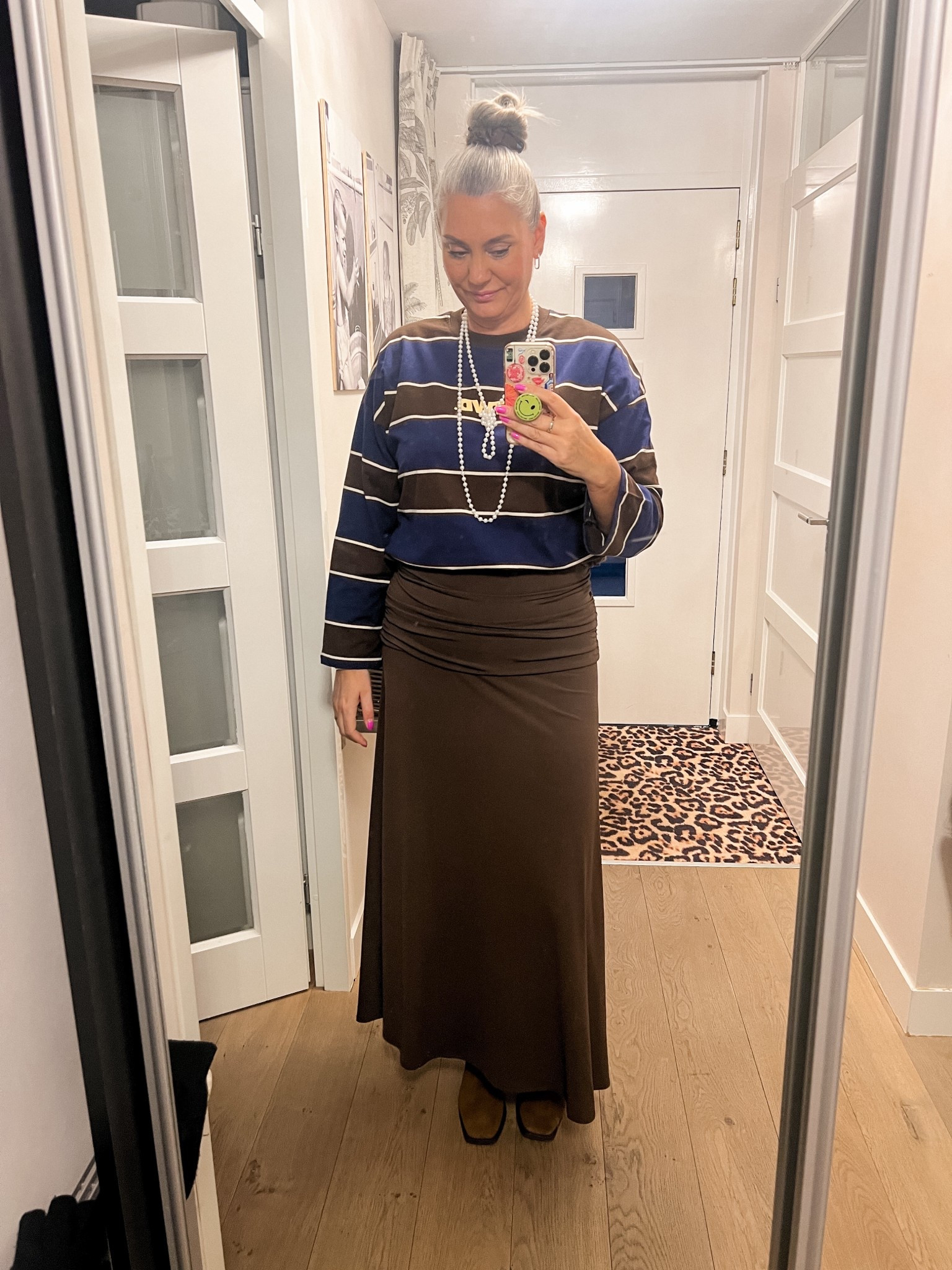 OOTD - Woensdag. Bruine maxijurk (maat L), bruin en blauw gestreept shirt met gele tekst details (maat L), parelkettingen van de kringloop, zilveren oorbellen, polkadot scrunchie en bruine suède laarzen.



#LTKnederlands #LTKFashionMonth #LTKeurope