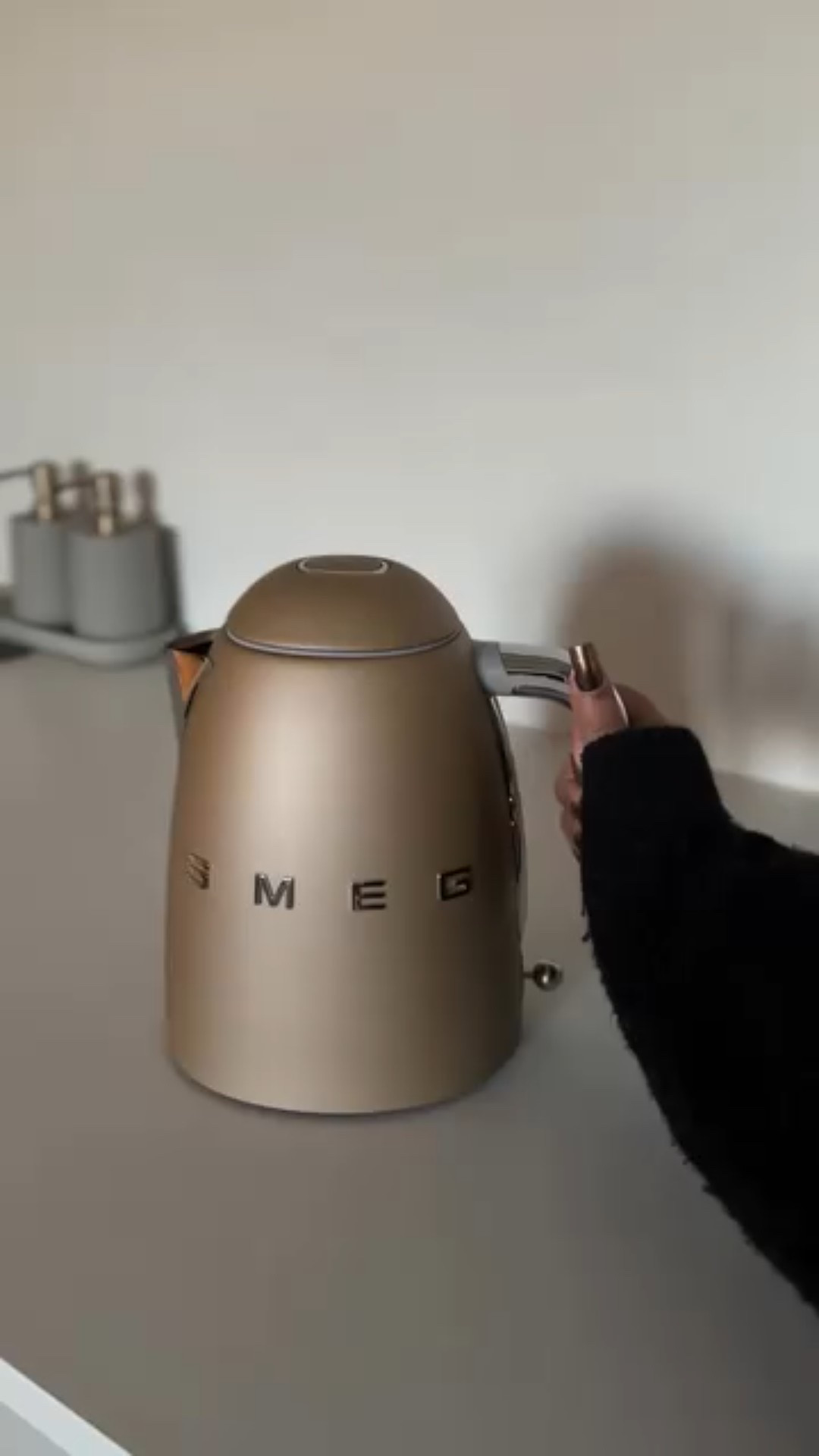 The one thing people talk about the most — and are always shocked I splashed out on — my Smeg kettle! ✨
Out of everything this gets the most reactions but honestly it was the one thing I really wanted and I have zero regrets.

My parents had their Smeg oven for over 15 years so I know it’s built to last. My tip? If it’s something that makes you smile every time you look at it and ties your space together, it’s 100% worth it!
.
.
.
.
.
#smegstyle #kitchenfinds #kitchenaesthetic #homefaves #smalljoys #kitchengoals #smegkettle #smeg

#LTKhome #LTKCyberWeek #LTKluxury