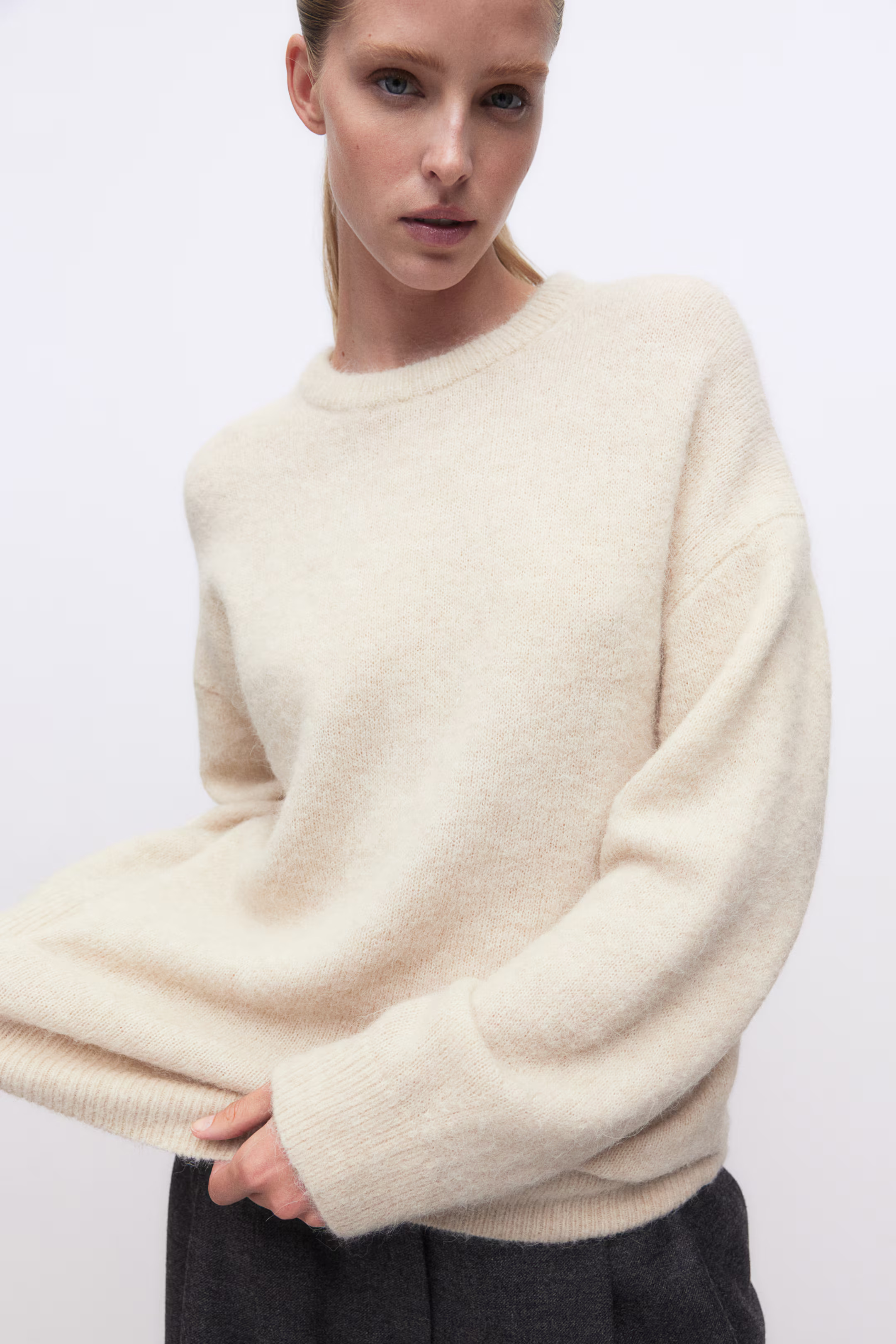 Oversized alpaca-blend jumper - Round neck - Long sleeve - Light beige - Ladies | H&M GB | H&M (UK, MY, IN, SG, PH, TW, HK)