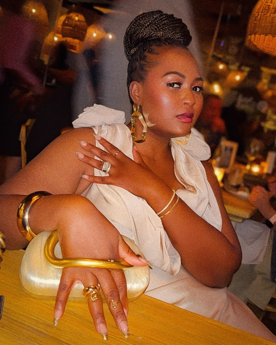 Evening clutch. Gold and cream. Bangles and fashion ring gold

#LTKItBag #LTKStyleTip #LTKBeauty