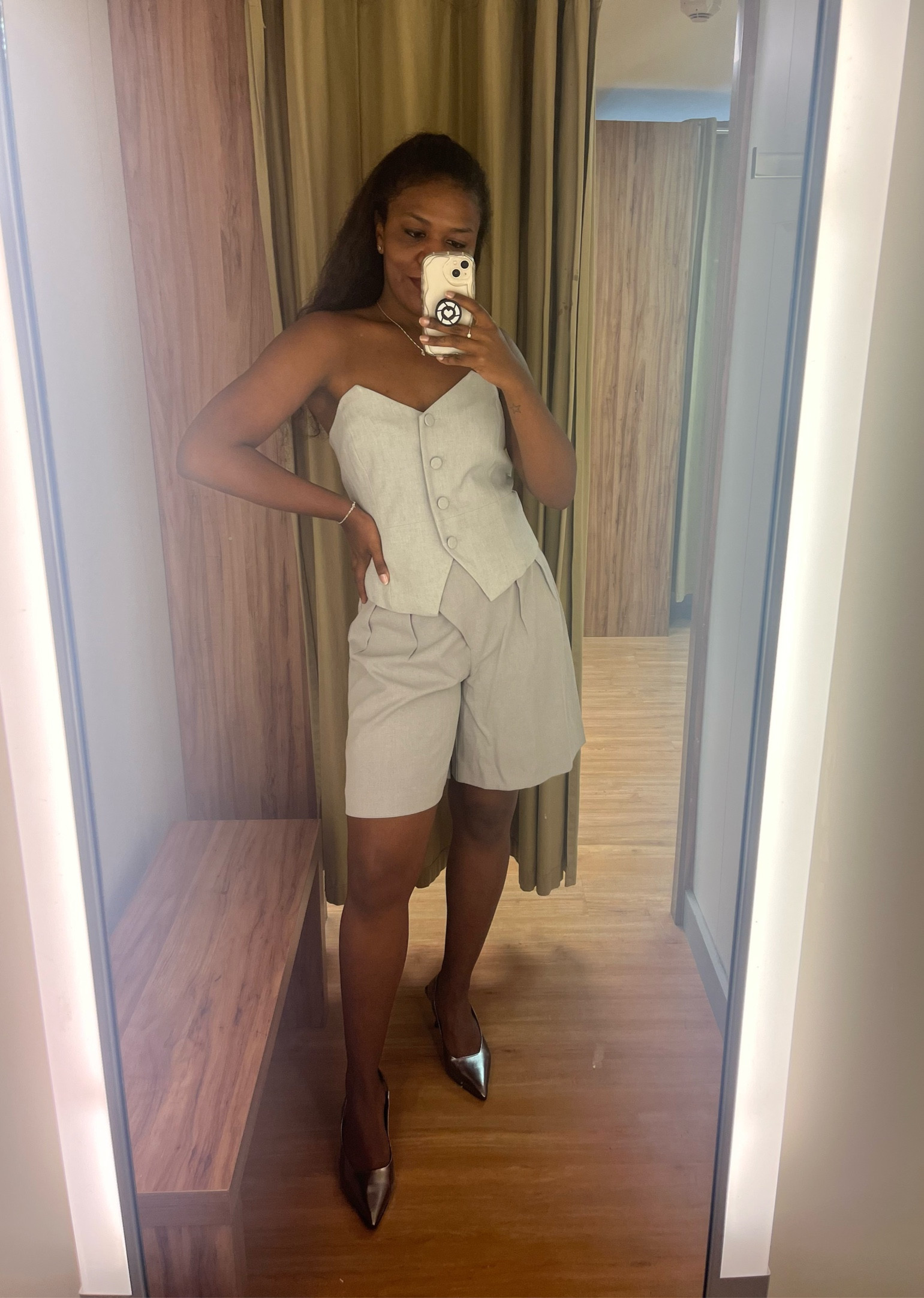 A alfaiataria continua em alta em cores neutras para essa primeira verão. ✨