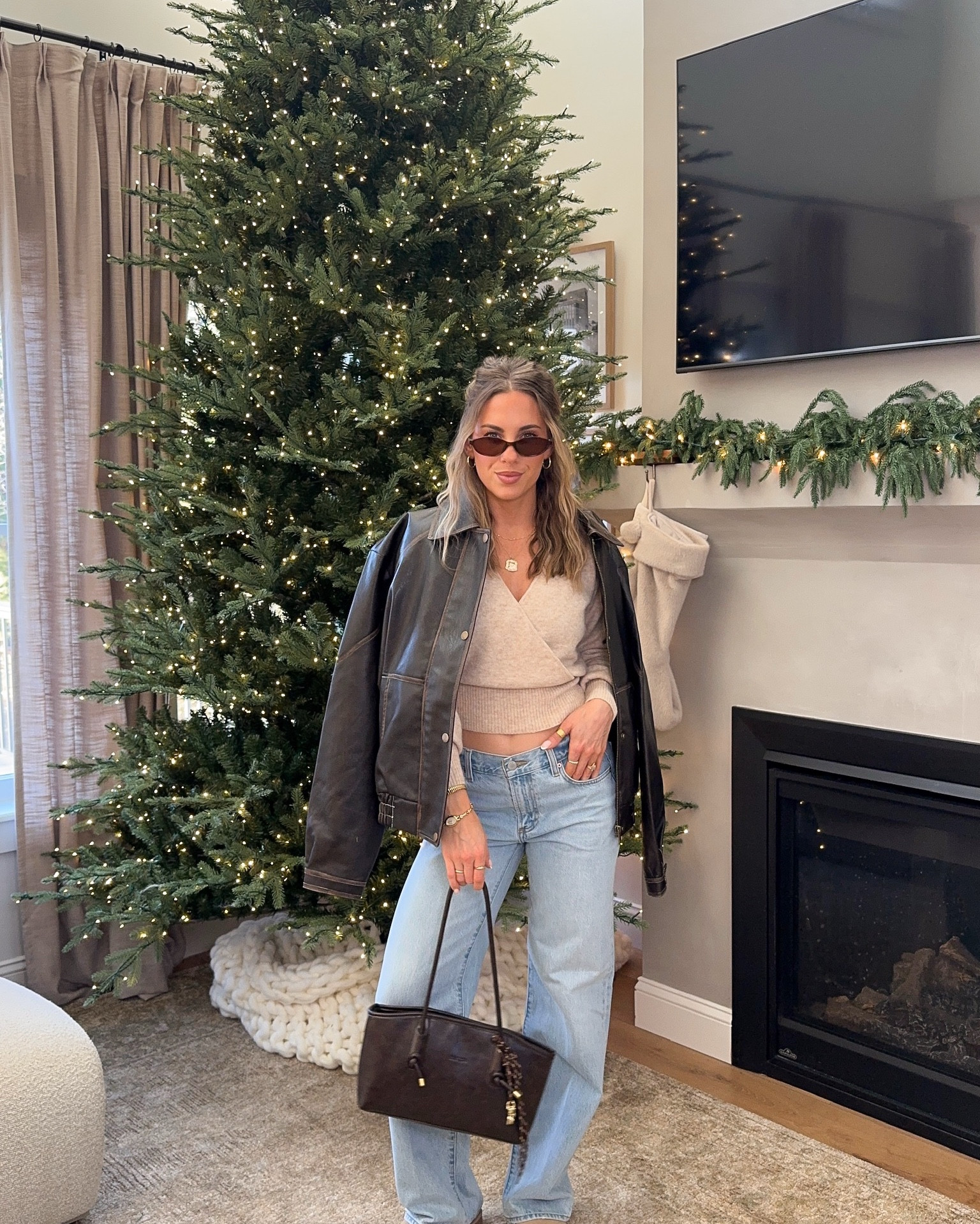 Tell me this isn’t the cutest date night outfit?! 😍✨

#aritzia #winteroutfitinspo #winterootd #datenightoutfit #holidayoutfit

#LTKFindsUnder100 #LTKgrwm #LTKootd