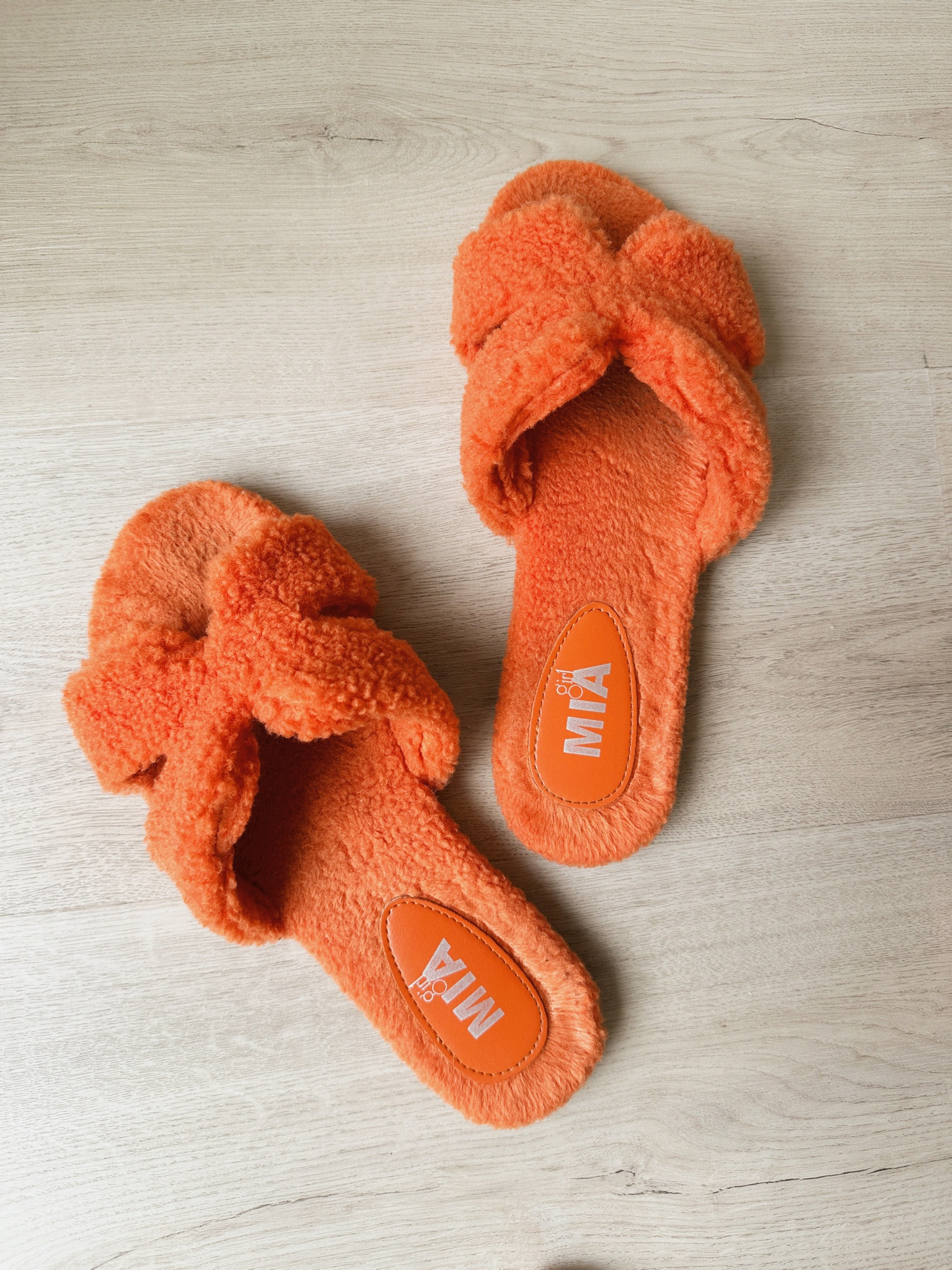 these designer dupe slippers are so good!! Really comfy and also come in pink 🧡🩷 under $20

hermes dupe, walmart find

#LTKxWalmart #LTKShoeCrush #LTKFindsUnder50
