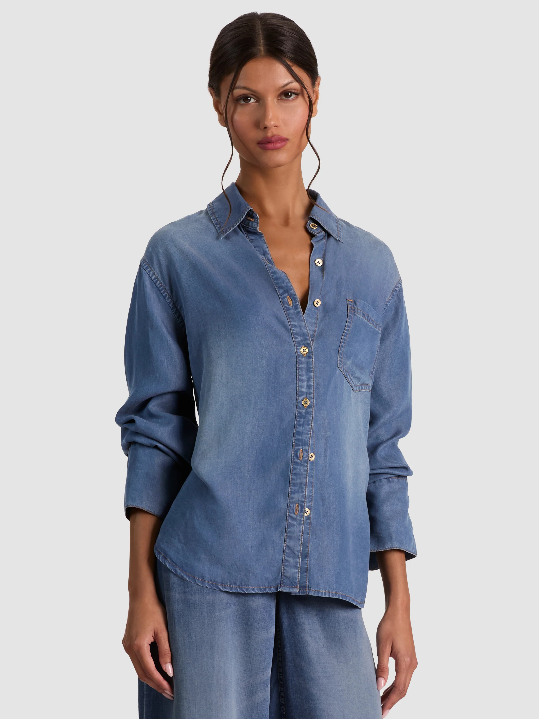 FINELY OVERSIZED DENIM BUTTON DOWN | ALICE + OLIVIA | Alice + Olivia