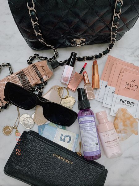 WHATS IN MY BAG: linking what’s in my bag this month + the essentials I can’t live without 