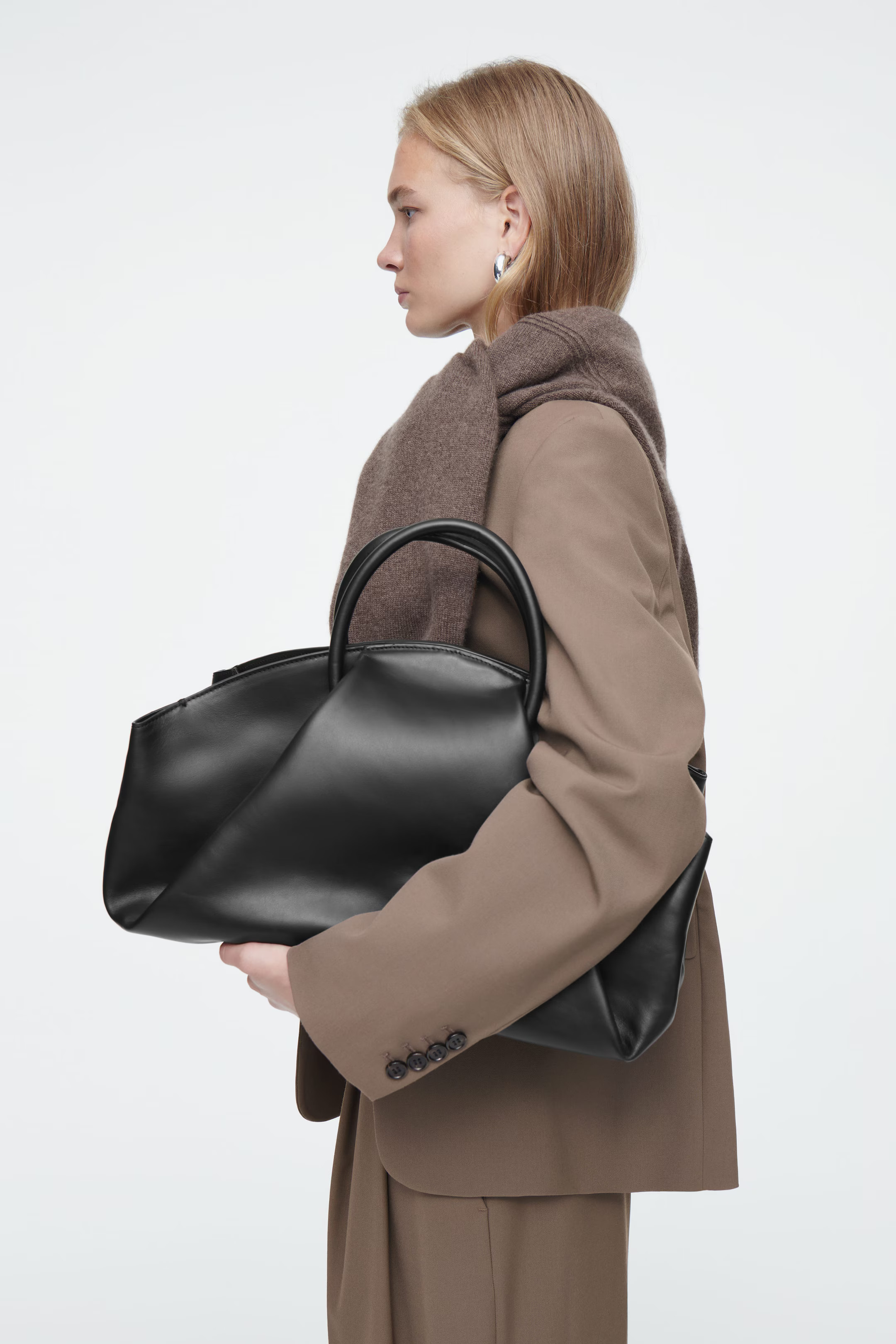 FOLD OVERSIZED TOTE - LEATHER - BLACK | COS (AU)