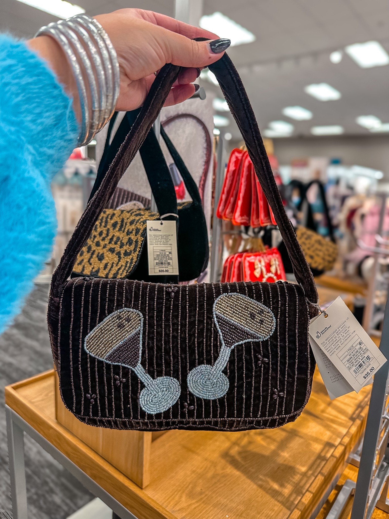 🍸 Beaded Martini Bag
Target coming in hot with an Anthro Fiona dupe for just $35! 💋
Perfect for girls’ night, holiday parties, or gifting yourself (because… why not?).
#TargetStyle #LTKHoliday #TargetFashion #Kaycdello #AnthroDupe


#LTKHoliday #LTKCyberWeek #LTKGiftGuide