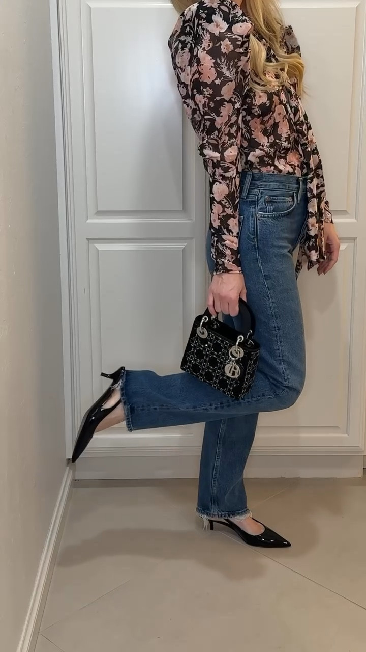 Floral Top
Jeans
Bag
Spring Outfit 