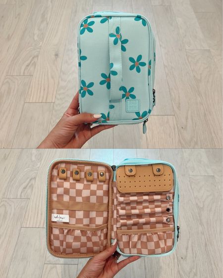 Cutest jewelry case with so many compartments!

Jewelry bag, travel bag

#LTKFindsUnder100 #LTKItBag #LTKTravel