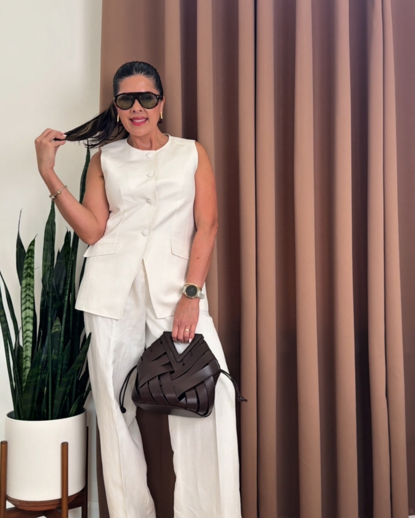 Este suit de Calvin Klein —pantalón + blazer sin mangas en tono off white— es la definición de elegancia relajada.
Su confección es nítida, impecable. El tejido, una mezcla delicada de 55% lino y 45% rayón, aporta una caída suave y sofisticada que se adapta perfecto tanto a un evento formal, una cita especial o una jornada de oficina donde quieres destacar sin sacrificar comodidad.

#LTKStyleTip #LTKSeasonal #LTKOver40