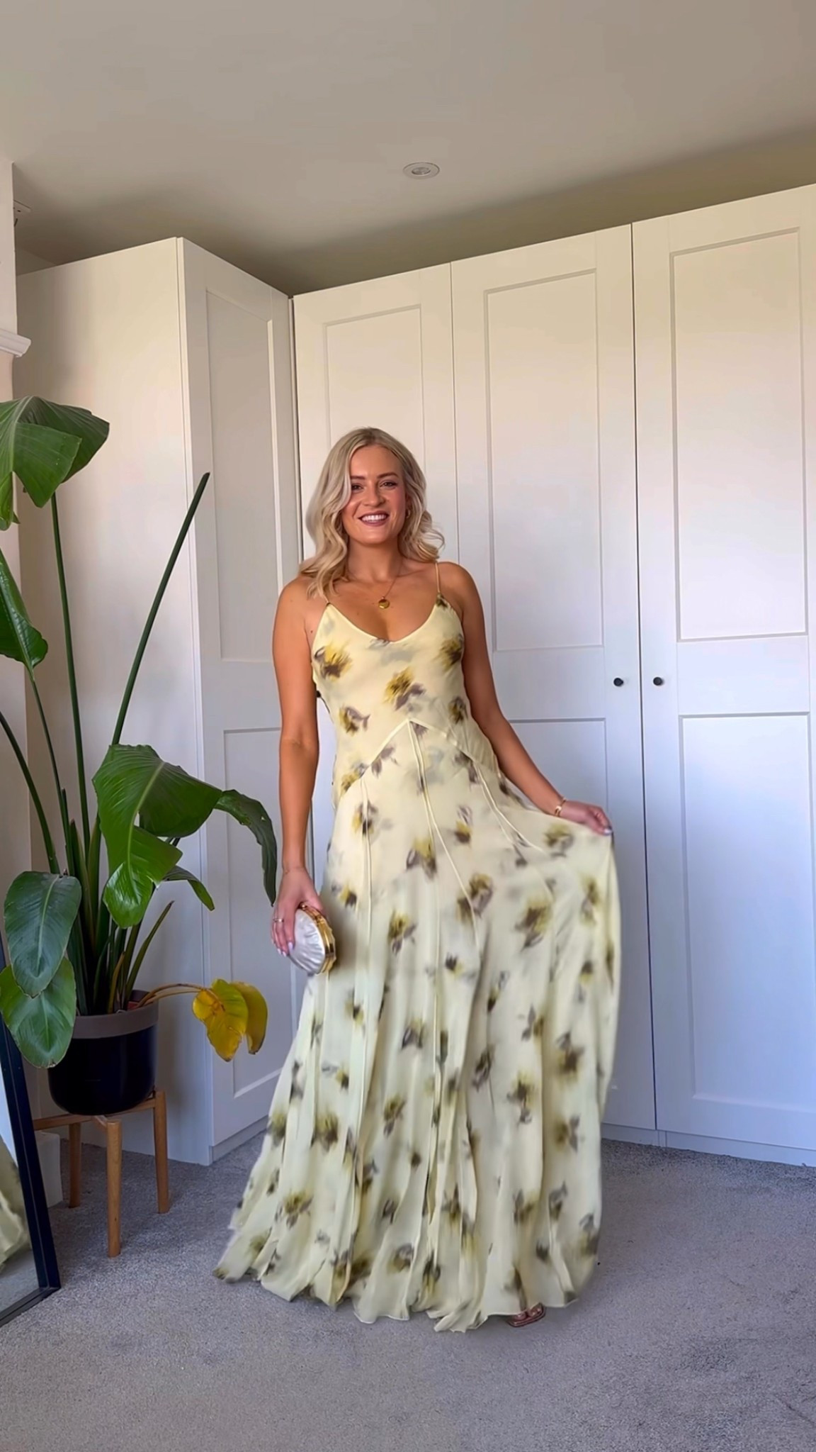 Such a stunning dress!

Yellow maxi dress, mango, wedding guest 