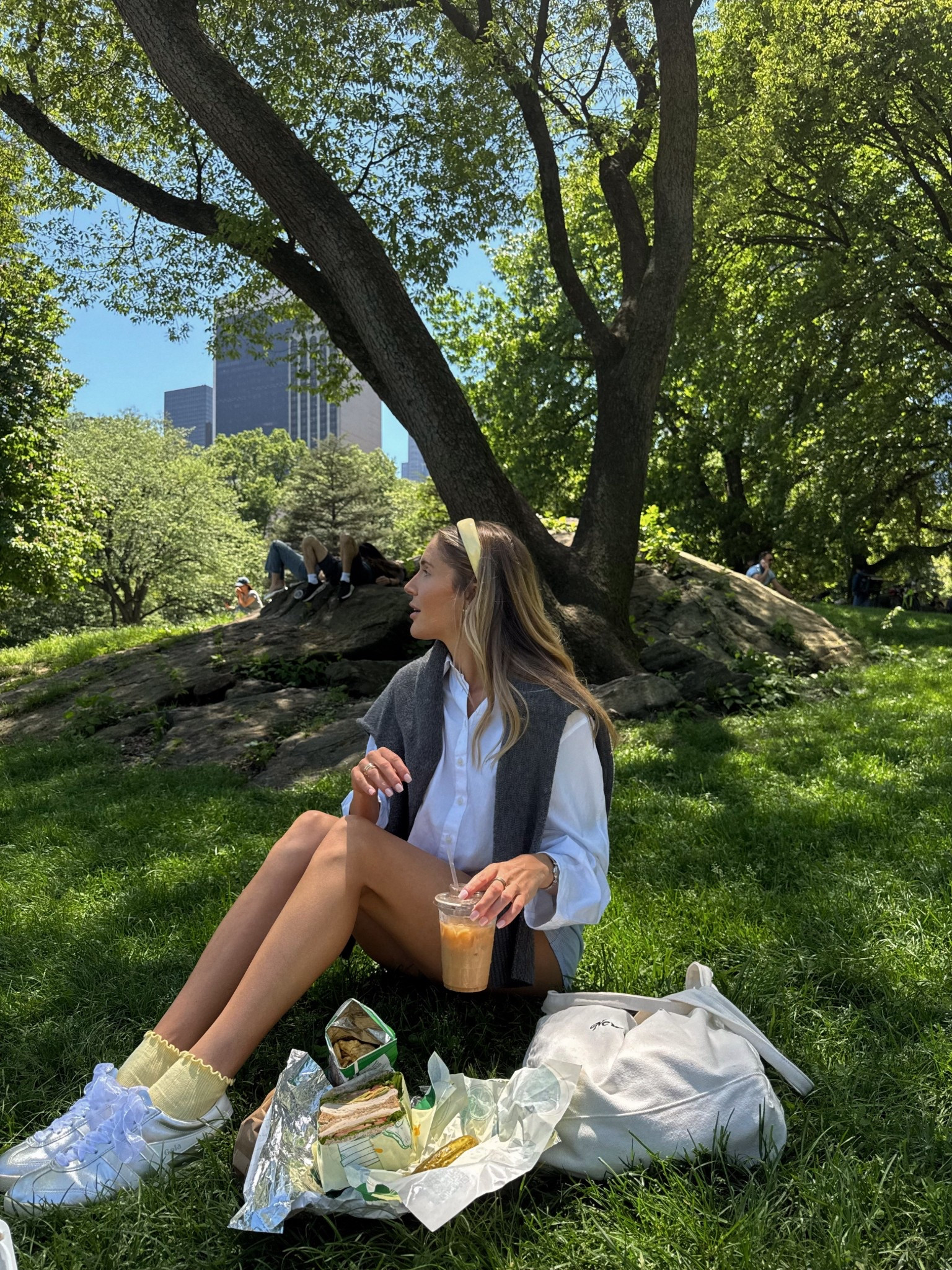 Central Park 💛🧺🌷🥪🌞

New York , summer style , spring fashion , butter yellow , silver sneakers 