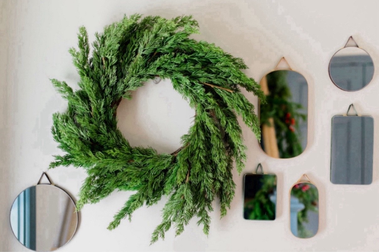One of my favorite faux wreaths from Afloral! I love styling this one for Christmas with my velvet lined mirrors. 



#LTKHoliday #LTKGiftGuide

#LTKSeasonal