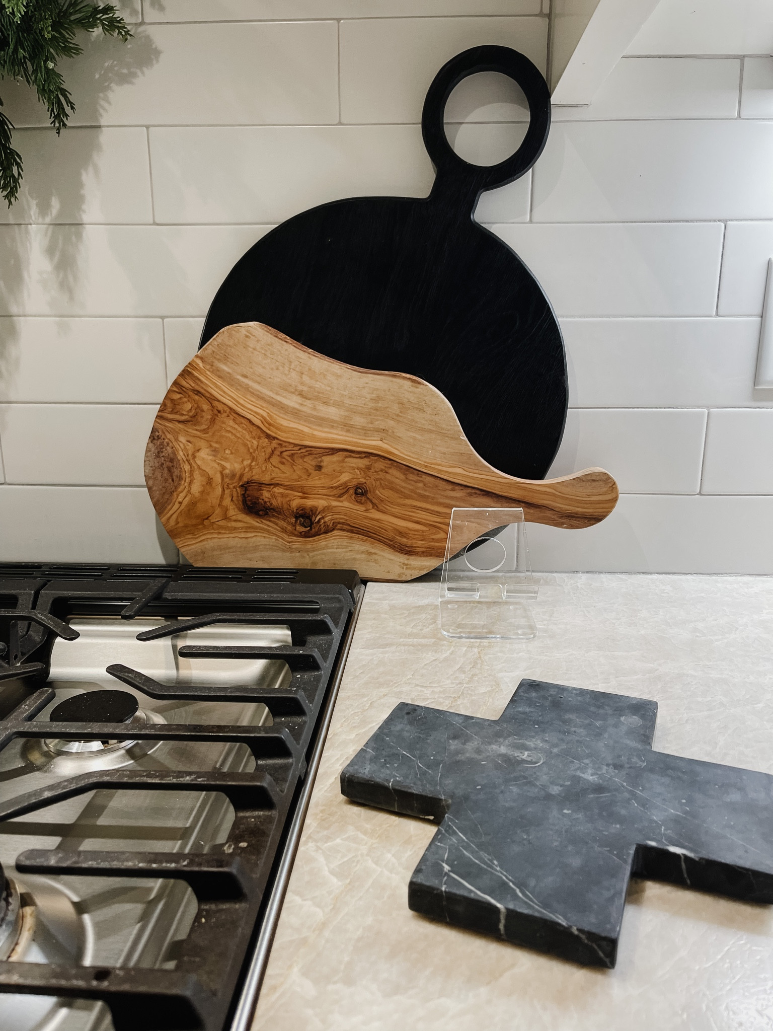Kitchen details
Kitchen organization
Spoon rest
Black cutting board
Cutting board
Kitchen decor

#LTKhome