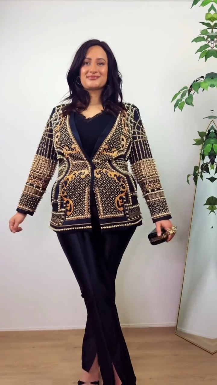 Festive Season Day 2 ✨ Wearing a statement pearl studded blazer @bellabarnett.official 

Shop link 🔗 in bio & highlights‼️

Use discount Code: GTMU15
(Save 15%)

Follow for more fashion & style inspiration 🫶🏻

#bellabarnett #bbgals #affordableluxury #blackfriday2024 #festivewear #festiveseason #festivevibes #festiveoutfit #festivefashion #partywear #partywearsuits #blazerstyle #blazeroutfit #blazerfashion #newyearfashion #partyseason #holidayfashion #holidayseason #modestfashionblogger