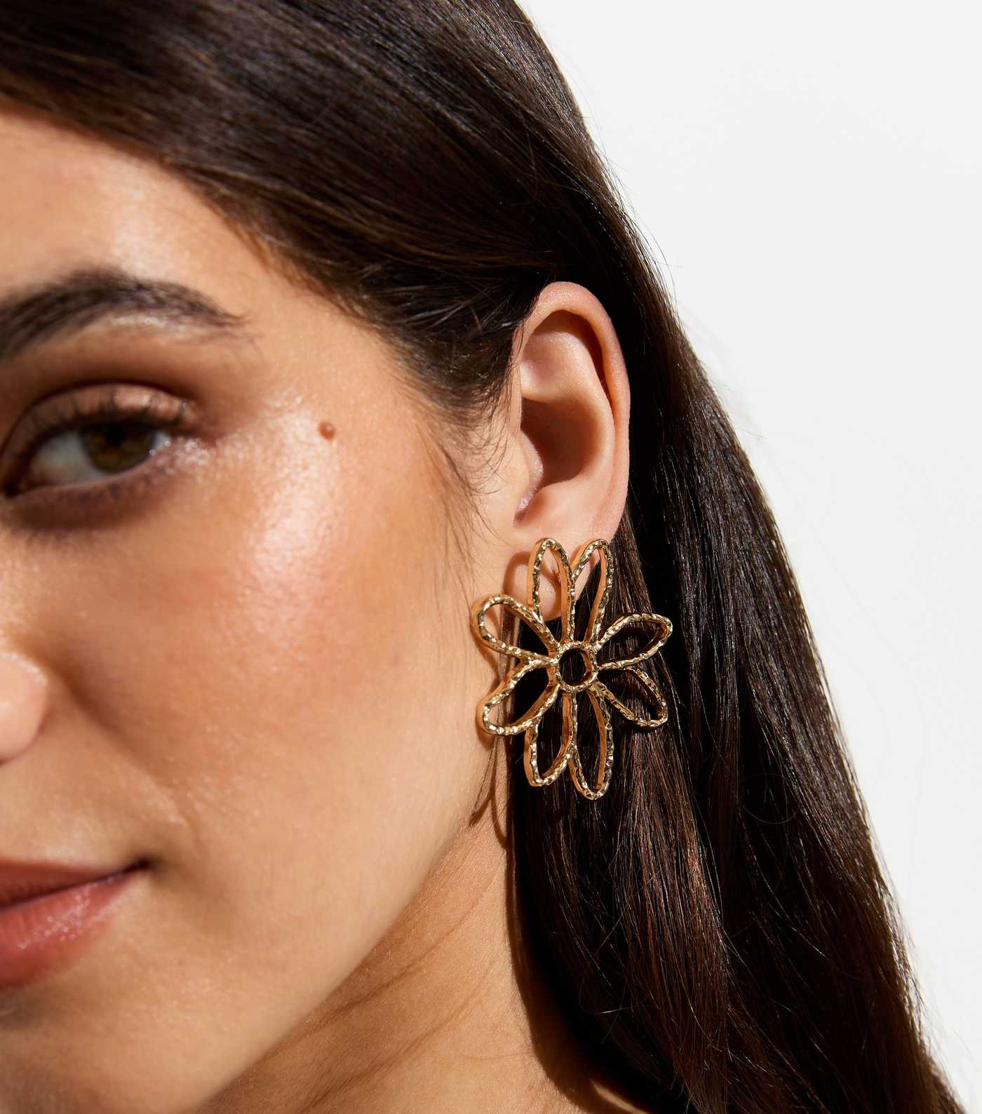 Gold Cut Out Flower Earrings | New Look | New Look (UK)