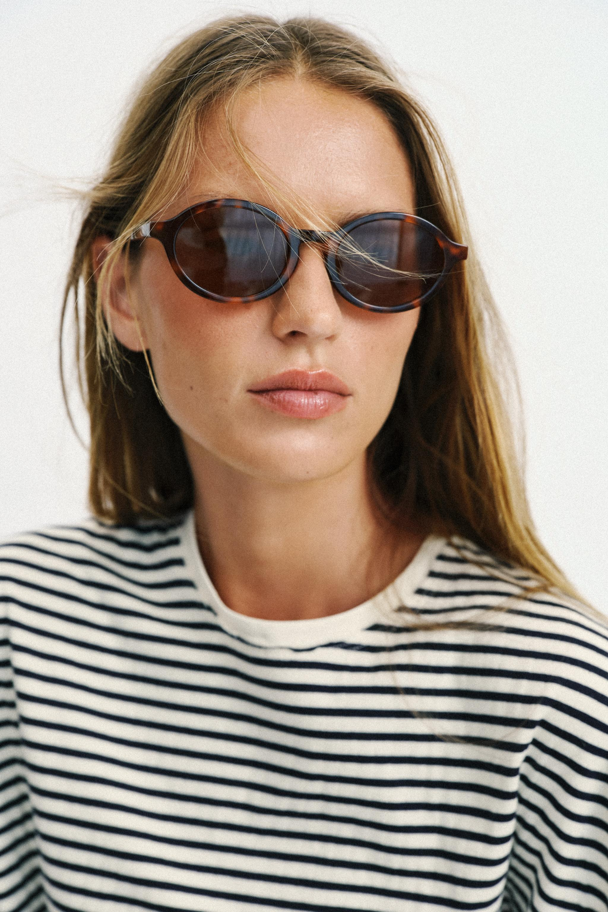 OVAL PLASTIC SUNGLASSES | Zara US