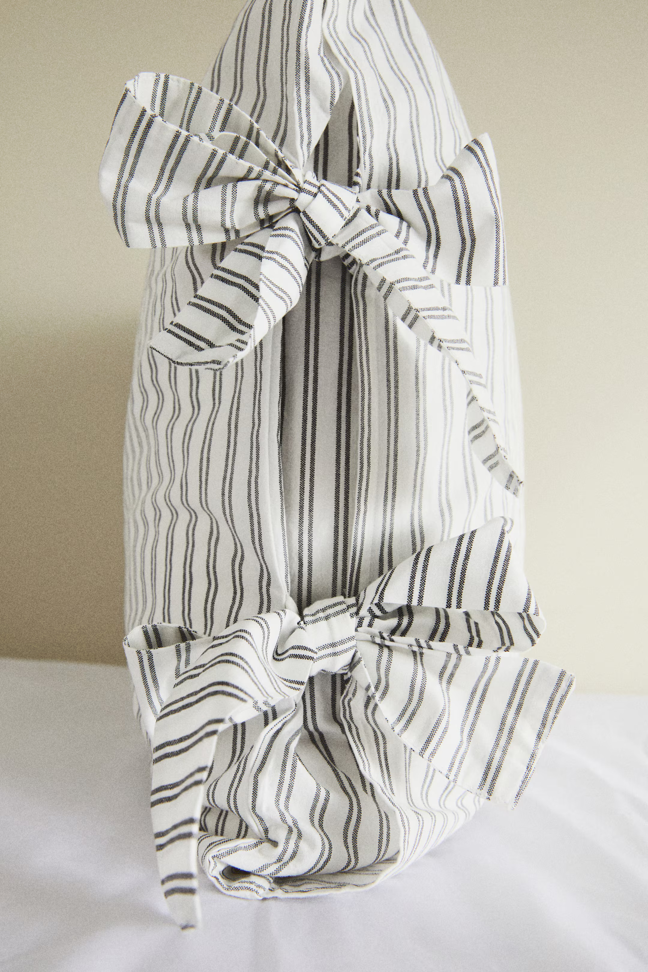 Bow-Detail King/Queen Duvet Cover Set | H&M (US + CA)