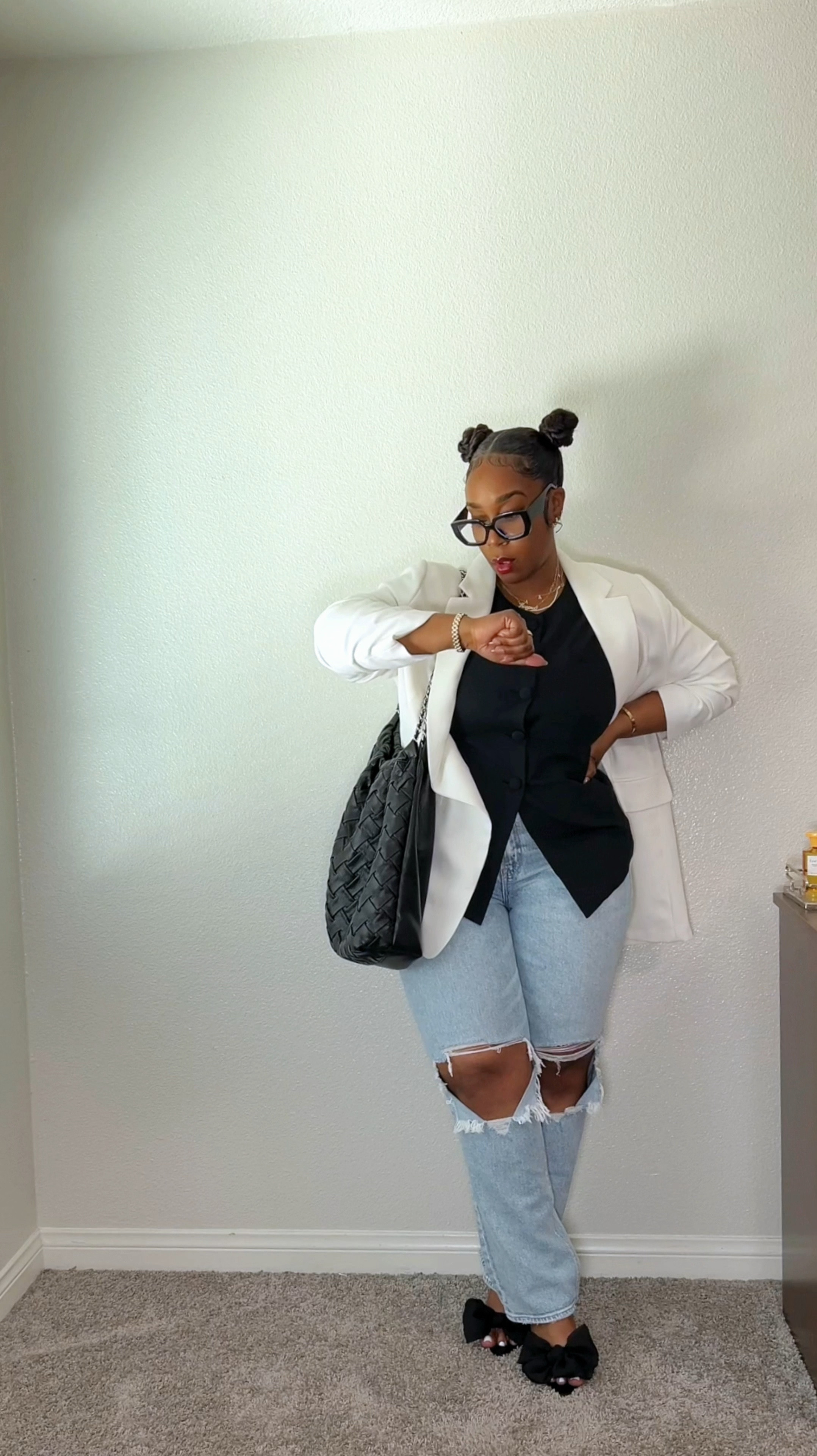 american eagle has been and will be that girl esp for the midsized girlies! they gifted me some light wash jeans and i’m in love. i range between 10-14 in their jeans. im wearing a size 12 and regular length. 

#LTKGiftGuide #LTKMidsize #LTKStyleTip