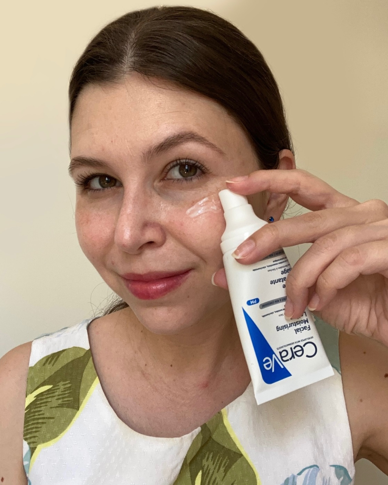 Eu ouvi hidratante facial com textura ultra leve? Sim! A loção facial hidratante da Cerave tem uma textura muiiito levinha! 💙 Minha pele é mista e ele hidrata  sem deixar a pele oleosa ou com a sensação de que tem algum produto no rosto. 

Alguns produtos que uso para tratar o melasma acabam descamando a pele, e a loção facial hidratante da Cerave hidrata com suavidade e não possui perfume, então consigo usar a noite sem me incomodar com fragrâncias! 


#LTKBrazil #hidratantefacial #cremecerave #cerave #cremeparaorosto #cremeparapeleseca

#LTKbrasil